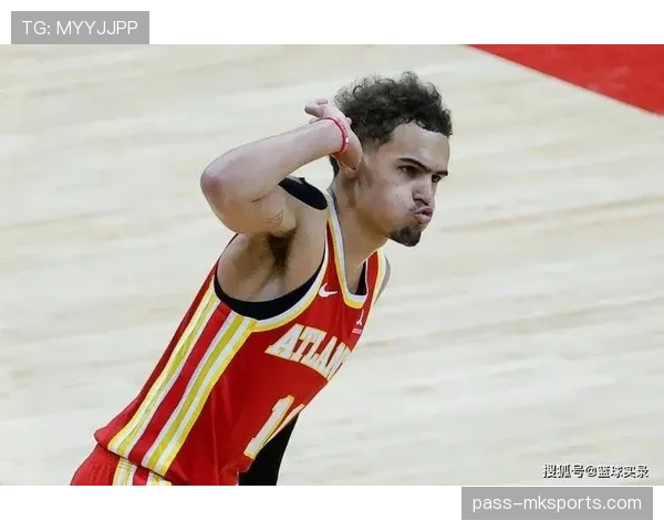 特雷·杨场下穿拖鞋逛商场，这松弛感是真不拿自己当球星啊