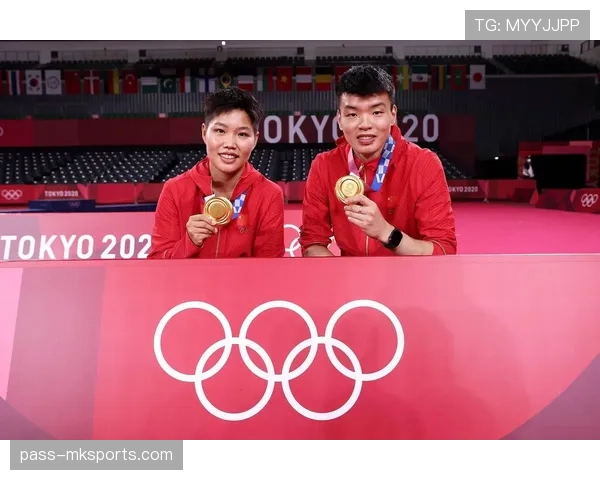 黄东萍训练完直接啃冰棍，这自律和放纵切换也太真实了吧